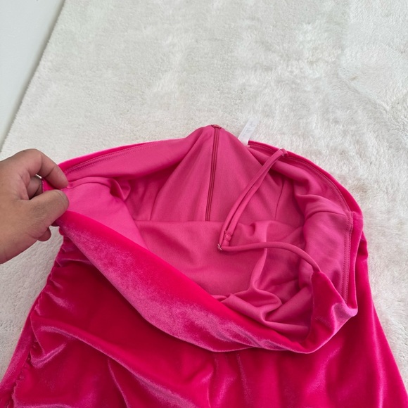 Lucy In the sky One Shoulder Velvet Dress in Hot Pink size M - Picture 6 of 13